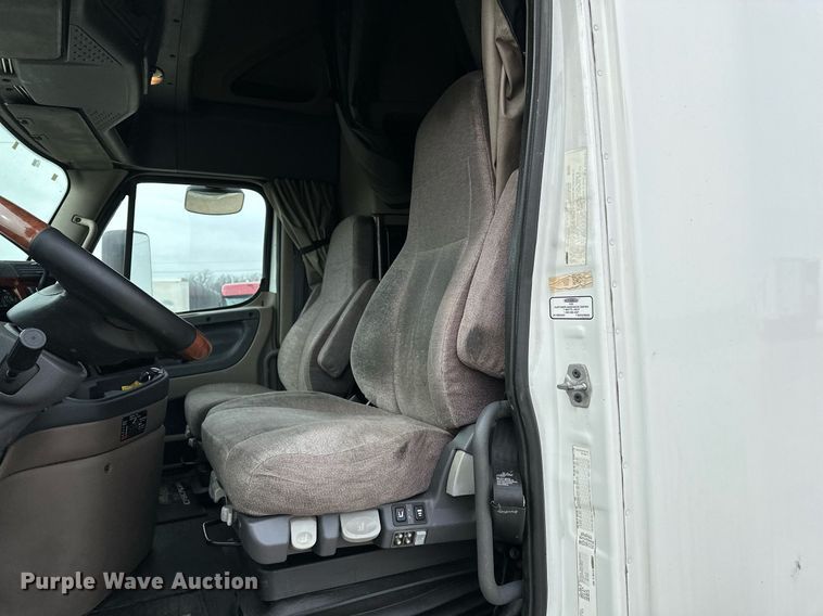 image for item DJ6231 2016 Freightliner Cascadia Evolution  semi truck