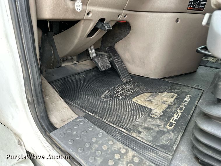 image for item DJ6231 2016 Freightliner Cascadia Evolution  semi truck