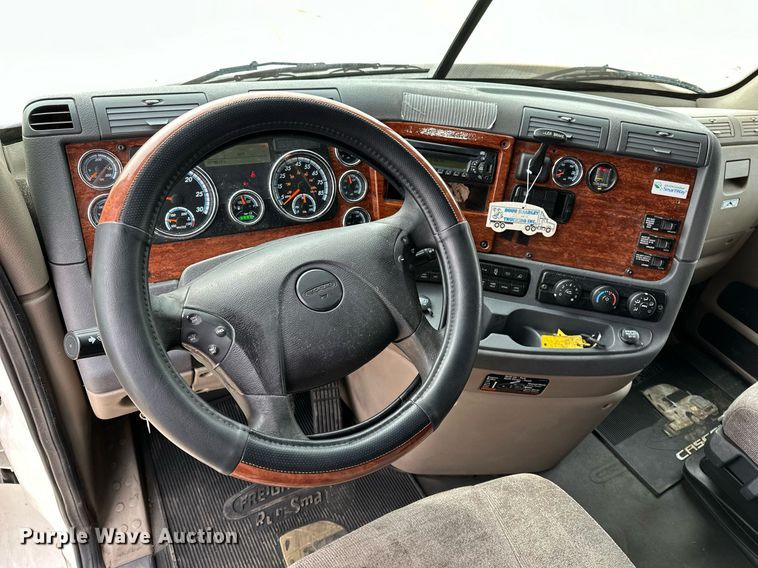 image for item DJ6231 2016 Freightliner Cascadia Evolution  semi truck