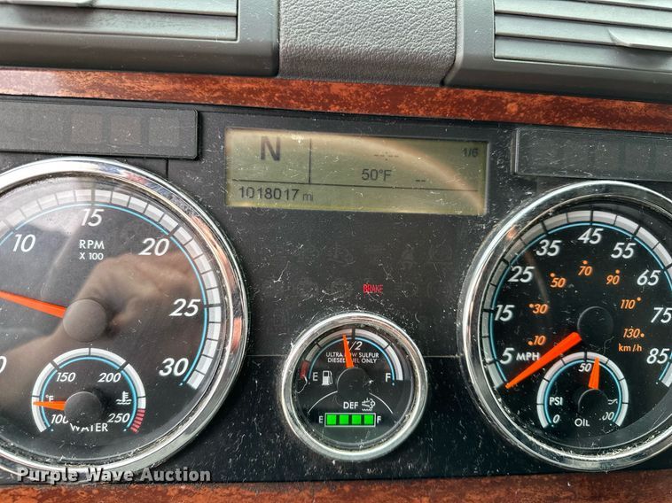 image for item DJ6231 2016 Freightliner Cascadia Evolution  semi truck