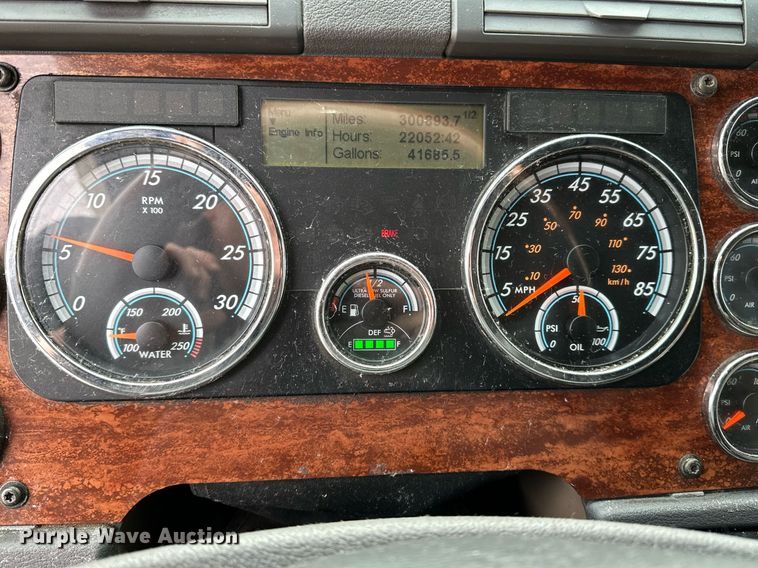 image for item DJ6231 2016 Freightliner Cascadia Evolution  semi truck