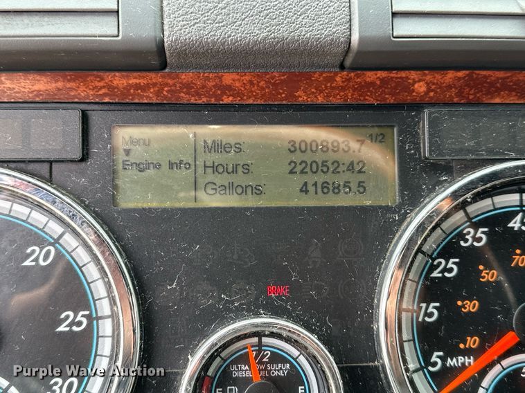 image for item DJ6231 2016 Freightliner Cascadia Evolution  semi truck