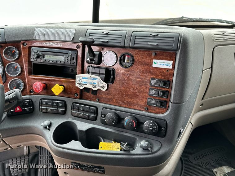 image for item DJ6231 2016 Freightliner Cascadia Evolution  semi truck