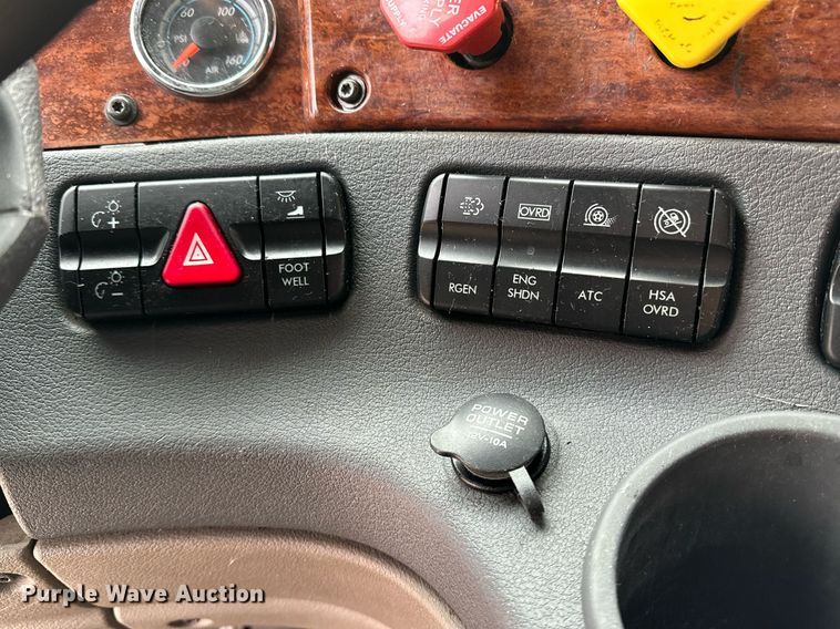 image for item DJ6231 2016 Freightliner Cascadia Evolution  semi truck