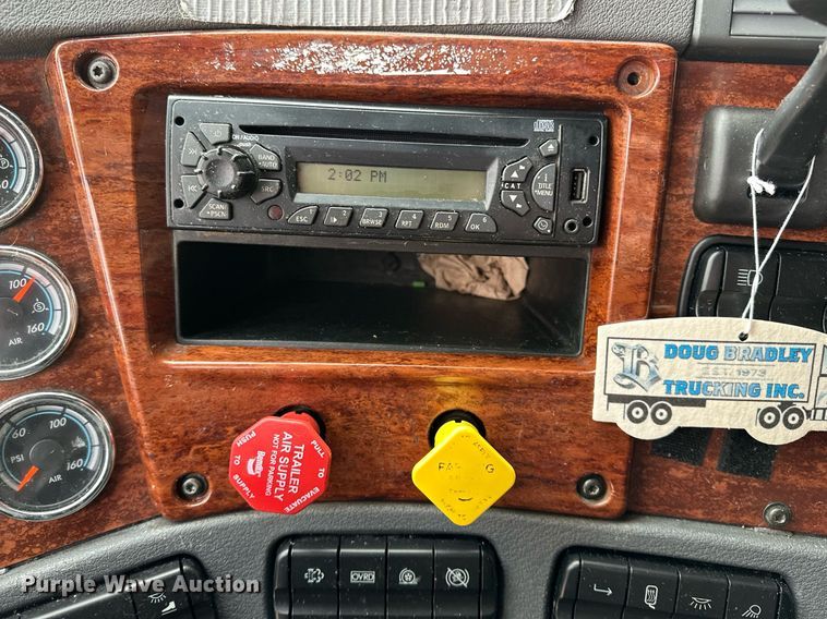 image for item DJ6231 2016 Freightliner Cascadia Evolution  semi truck