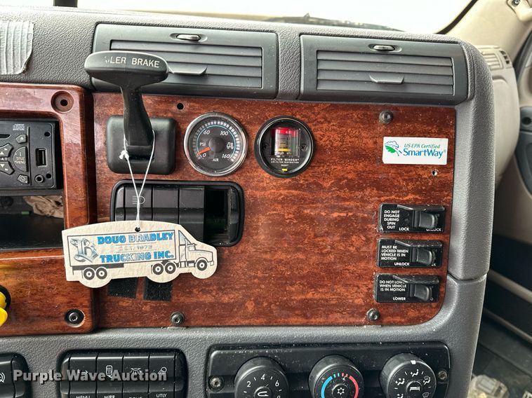 image for item DJ6231 2016 Freightliner Cascadia Evolution  semi truck