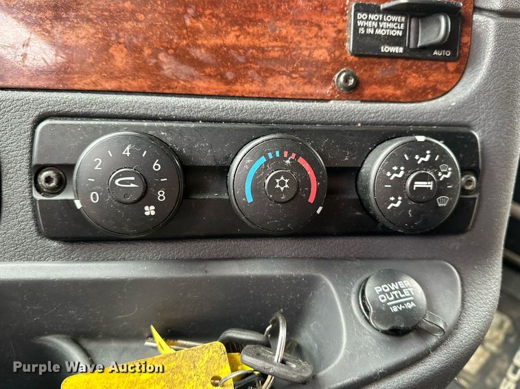 image for item DJ6231 2016 Freightliner Cascadia Evolution  semi truck