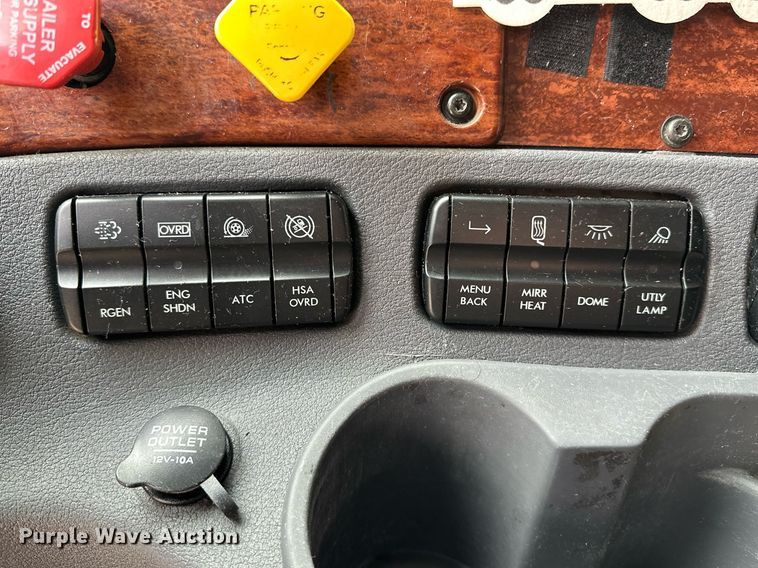 image for item DJ6231 2016 Freightliner Cascadia Evolution  semi truck