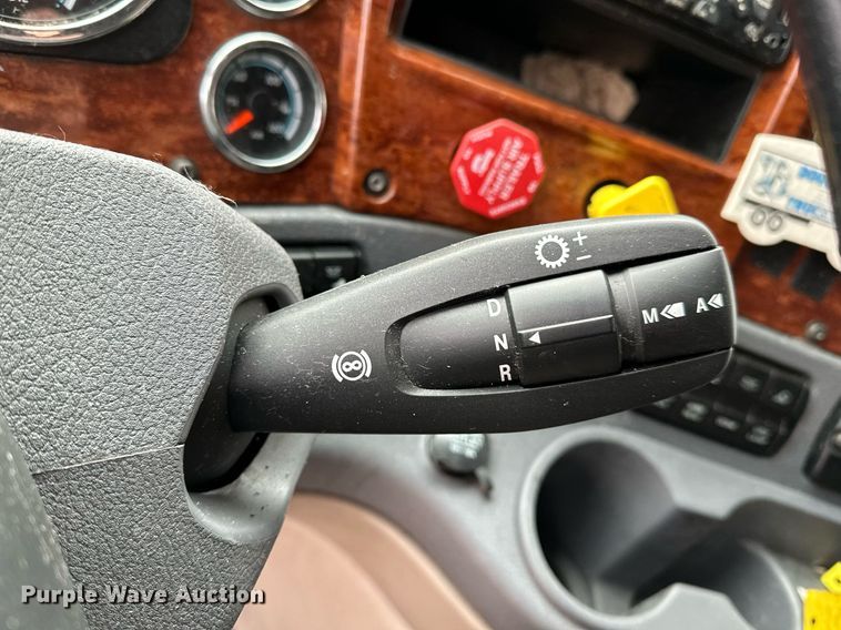 image for item DJ6231 2016 Freightliner Cascadia Evolution  semi truck