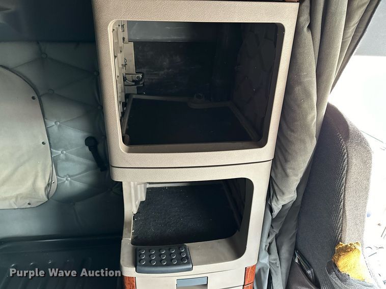 image for item DJ6231 2016 Freightliner Cascadia Evolution  semi truck