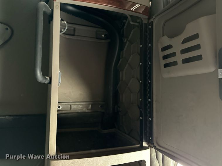 image for item DJ6231 2016 Freightliner Cascadia Evolution  semi truck