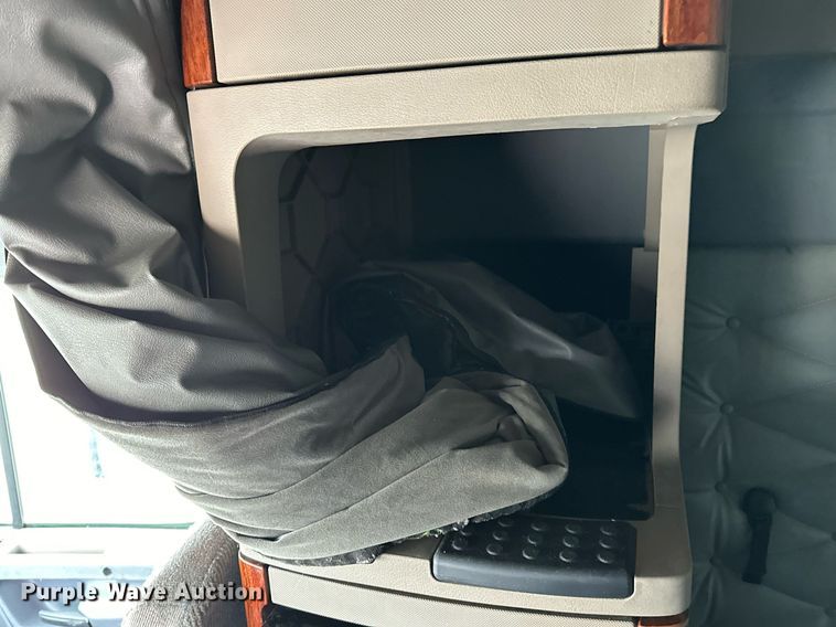 image for item DJ6231 2016 Freightliner Cascadia Evolution  semi truck