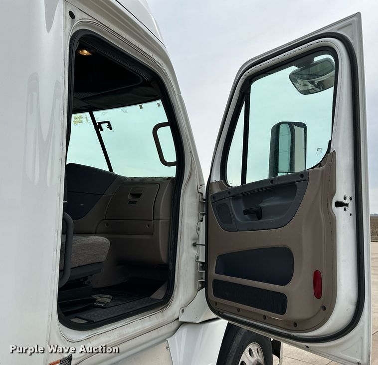 image for item DJ6231 2016 Freightliner Cascadia Evolution  semi truck