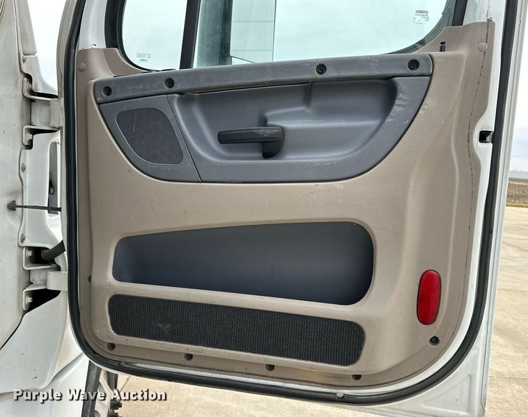 image for item DJ6231 2016 Freightliner Cascadia Evolution  semi truck