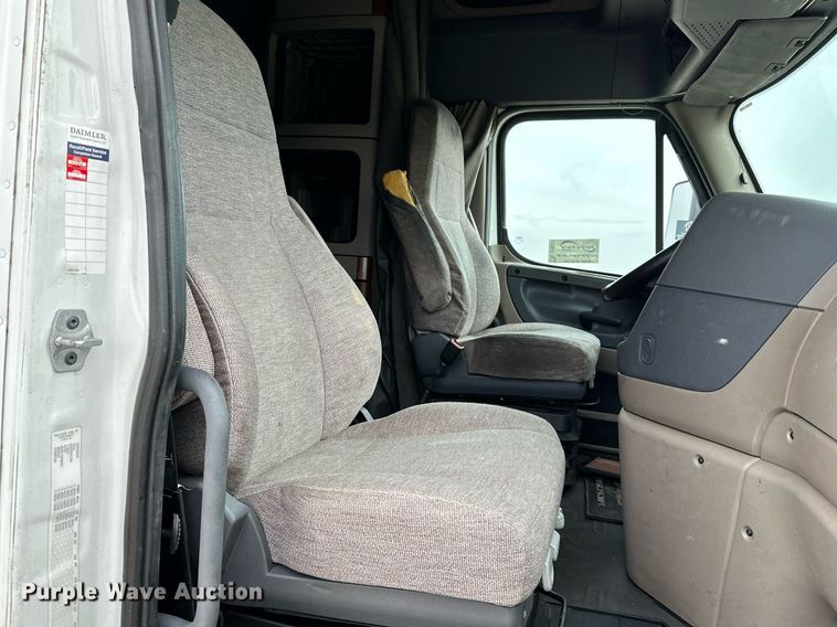 image for item DJ6231 2016 Freightliner Cascadia Evolution  semi truck