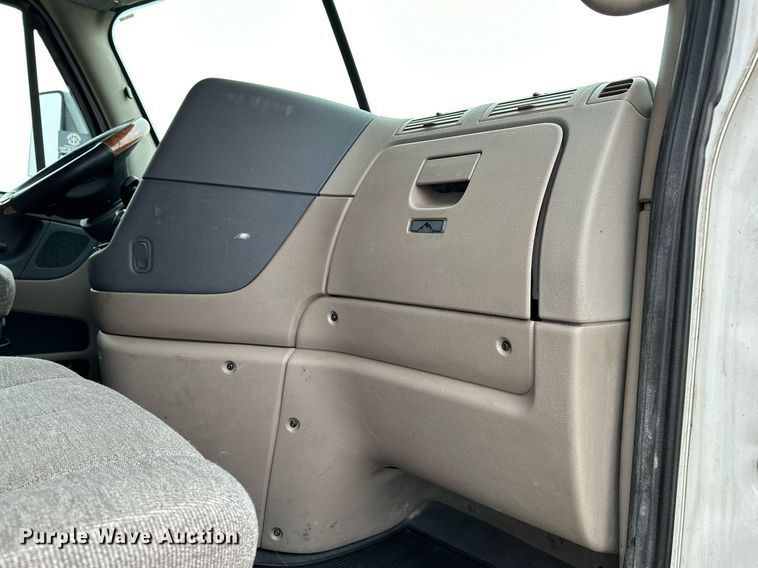 image for item DJ6231 2016 Freightliner Cascadia Evolution  semi truck