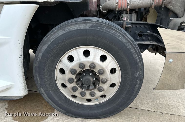 image for item DJ6231 2016 Freightliner Cascadia Evolution  semi truck