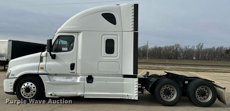 image for item DJ6232 2014 Freightliner  Cascadia Evolution semi truck