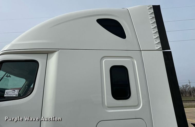 image for item DJ6232 2014 Freightliner  Cascadia Evolution semi truck