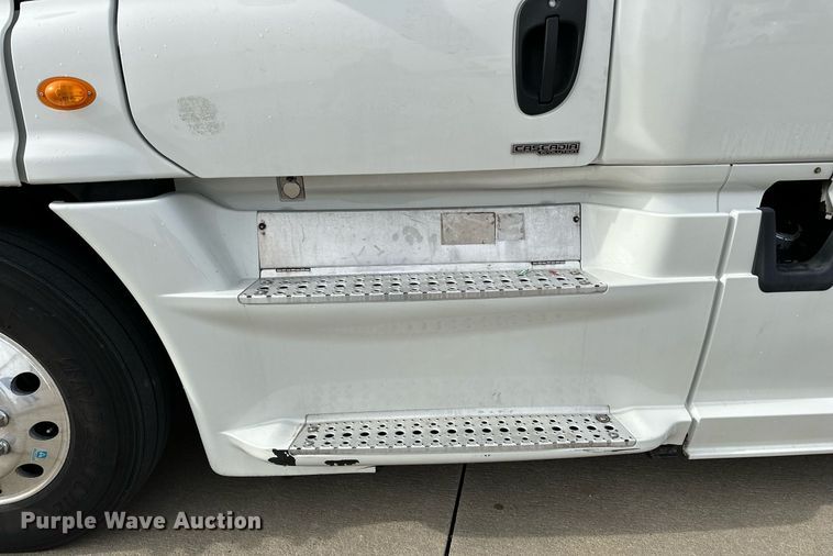 image for item DJ6232 2014 Freightliner  Cascadia Evolution semi truck