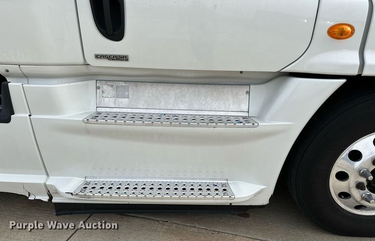 image for item DJ6232 2014 Freightliner  Cascadia Evolution semi truck