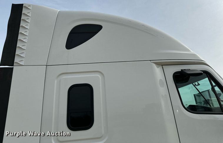 image for item DJ6232 2014 Freightliner  Cascadia Evolution semi truck