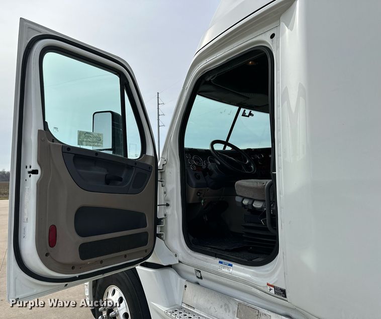 image for item DJ6232 2014 Freightliner  Cascadia Evolution semi truck