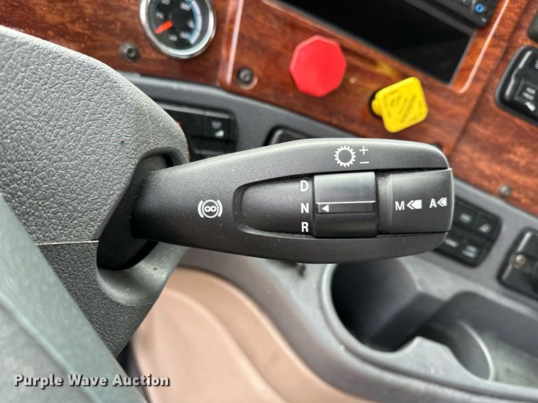 image for item DJ6232 2014 Freightliner  Cascadia Evolution semi truck