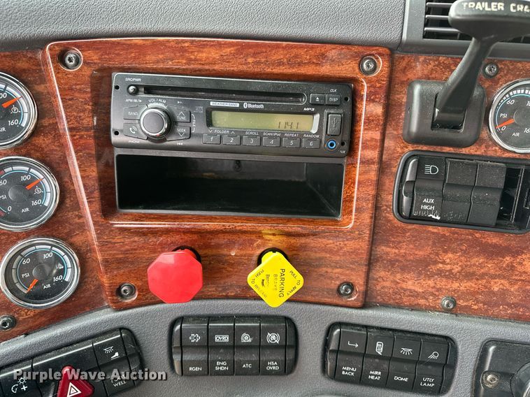 image for item DJ6232 2014 Freightliner  Cascadia Evolution semi truck