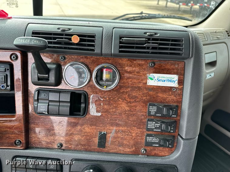 image for item DJ6232 2014 Freightliner  Cascadia Evolution semi truck