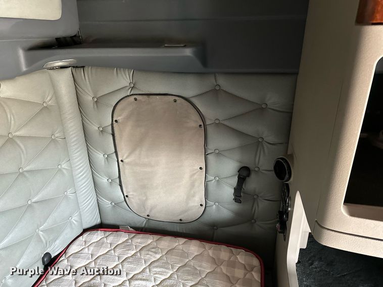 image for item DJ6232 2014 Freightliner  Cascadia Evolution semi truck