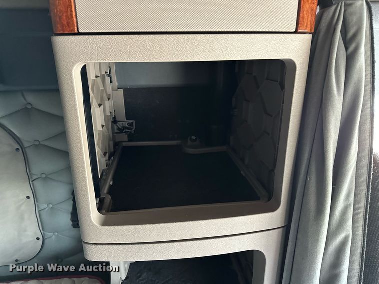 image for item DJ6232 2014 Freightliner  Cascadia Evolution semi truck