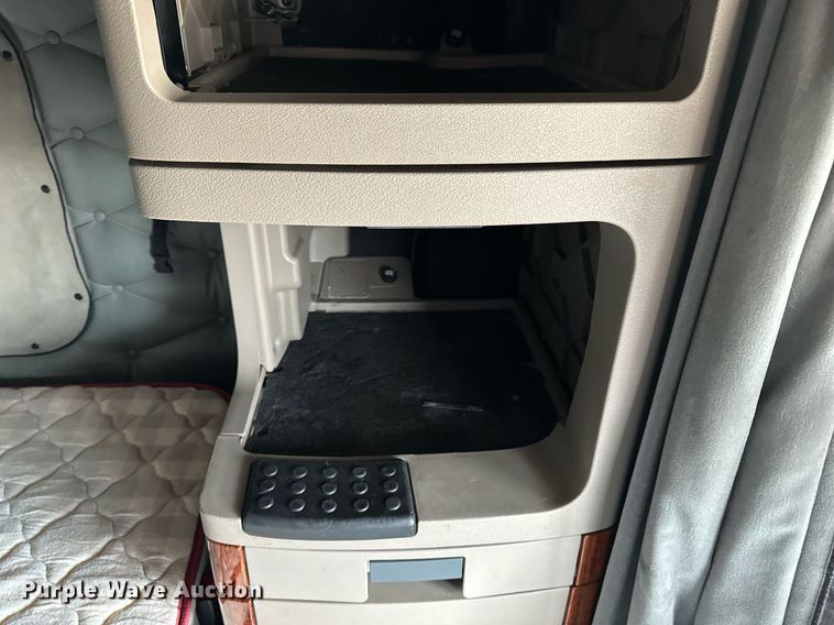 image for item DJ6232 2014 Freightliner  Cascadia Evolution semi truck