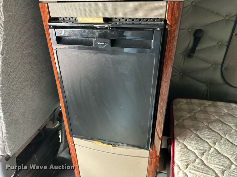 image for item DJ6232 2014 Freightliner  Cascadia Evolution semi truck