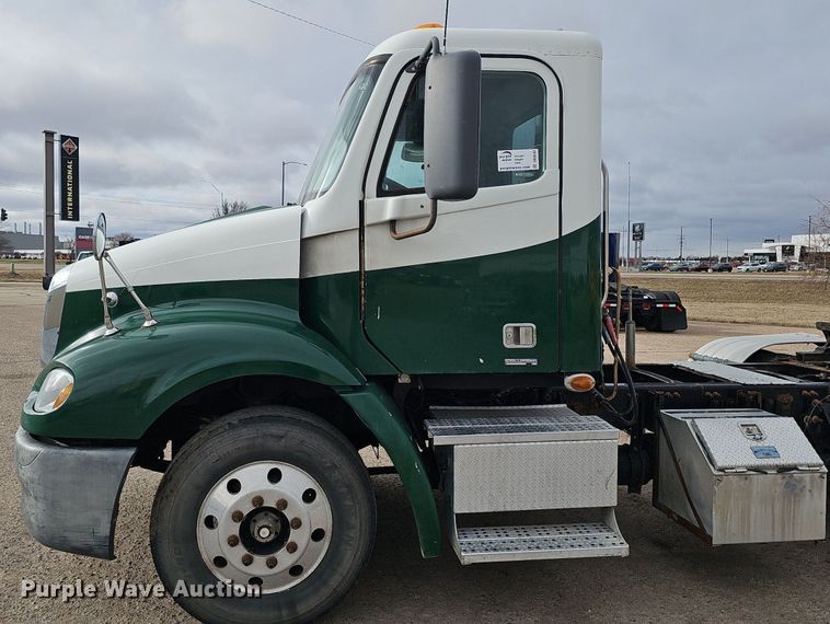 image for item DK0542 2007 Freightliner Columbia semi truck