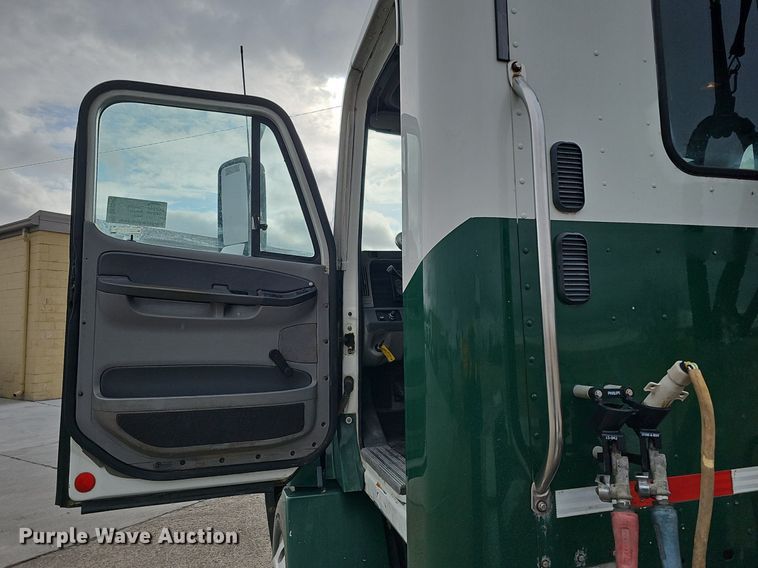 image for item DK0542 2007 Freightliner Columbia semi truck