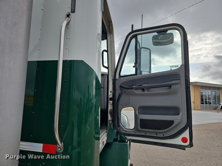 image for item DK0542 2007 Freightliner Columbia semi truck