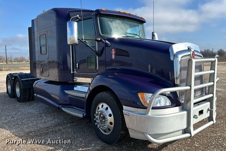image for item DM2675 2015 Kenworth T660 semi truck
