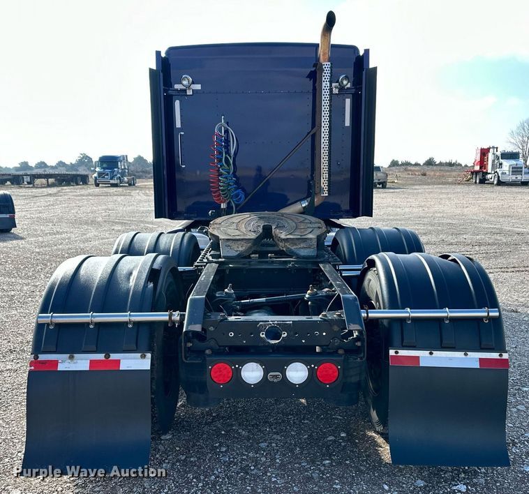 image for item DM2675 2015 Kenworth T660 semi truck