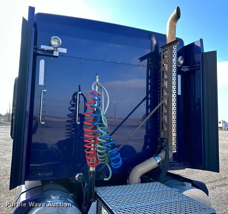 image for item DM2675 2015 Kenworth T660 semi truck