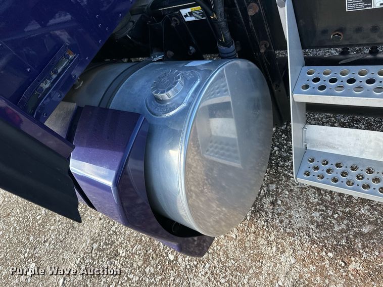 image for item DM2675 2015 Kenworth T660 semi truck