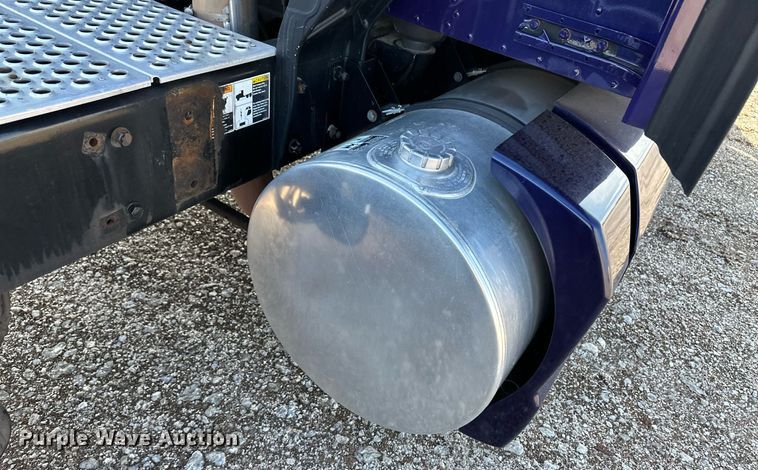 image for item DM2675 2015 Kenworth T660 semi truck