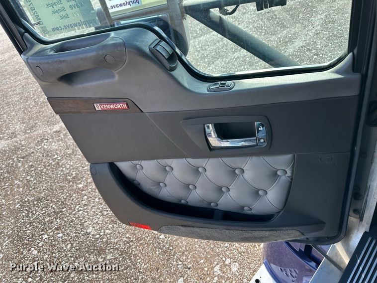 image for item DM2675 2015 Kenworth T660 semi truck