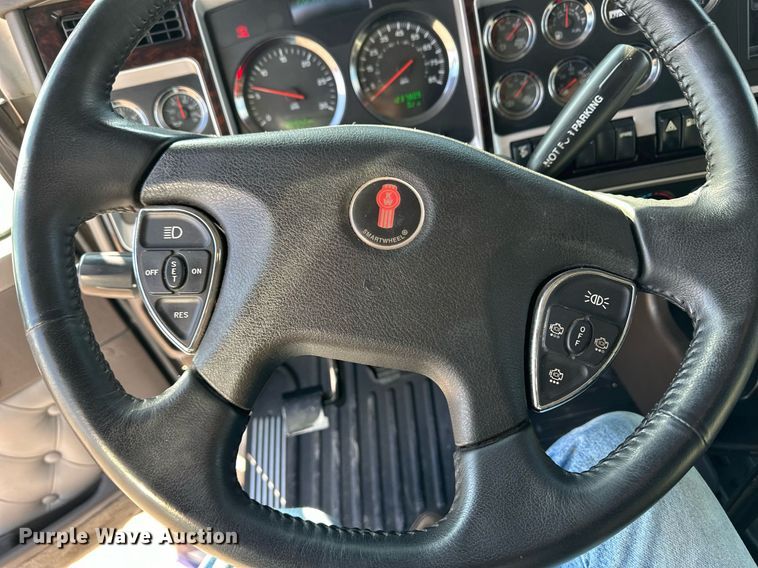 image for item DM2675 2015 Kenworth T660 semi truck