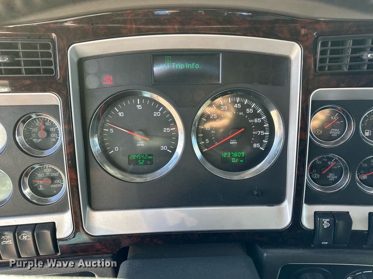 image for item DM2675 2015 Kenworth T660 semi truck