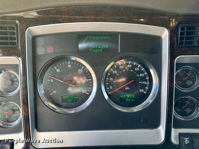 image for item DM2675 2015 Kenworth T660 semi truck