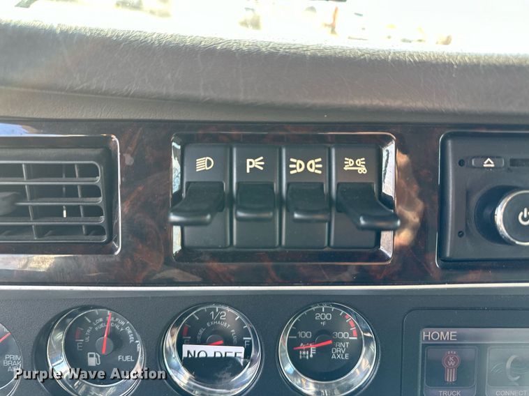 image for item DM2675 2015 Kenworth T660 semi truck