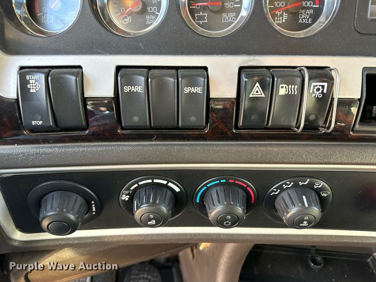 image for item DM2675 2015 Kenworth T660 semi truck