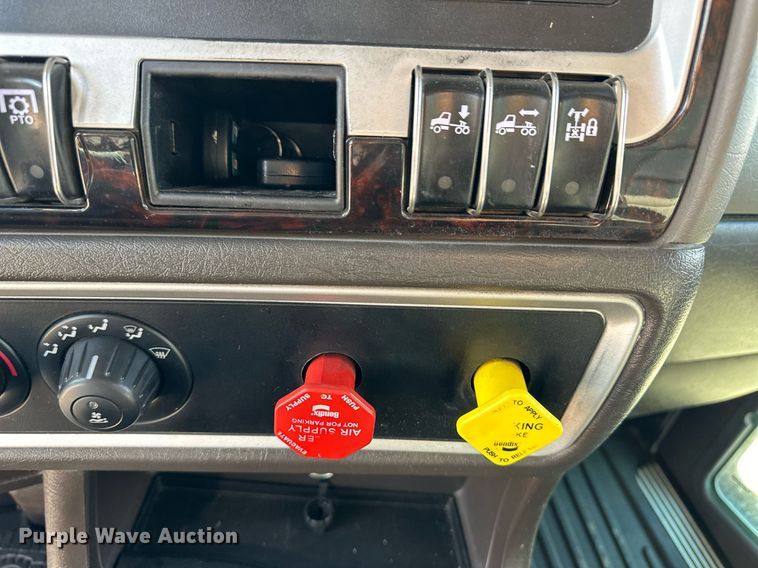 image for item DM2675 2015 Kenworth T660 semi truck