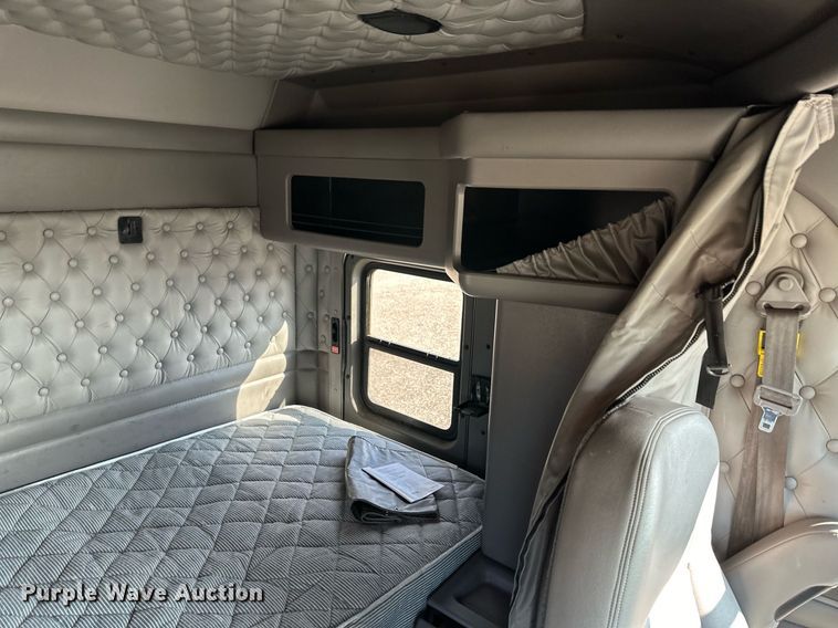 image for item DM2675 2015 Kenworth T660 semi truck